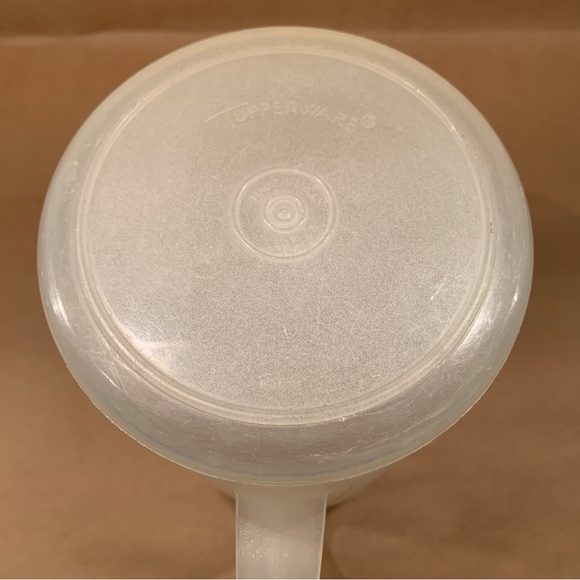 Tupperware 2-Qt. Pitcher - Picture 4 of 4